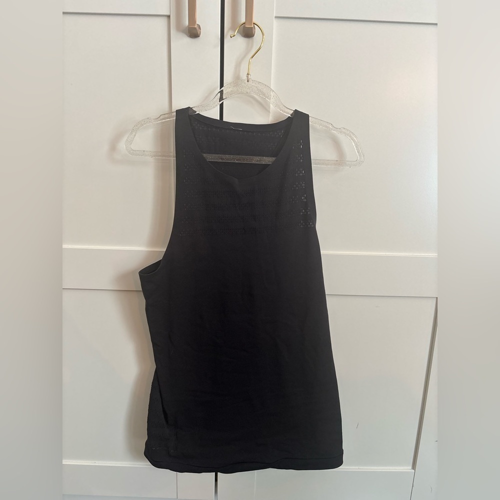Lululemon High Neck Vented Tank in black • Size 8 running yoga Pilates